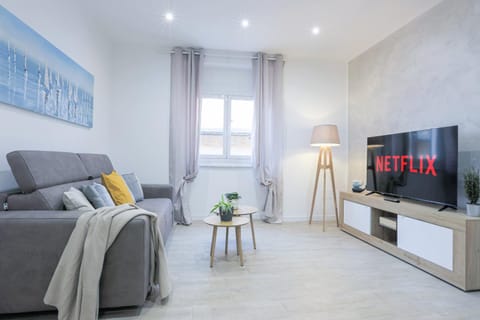 Communal lounge/ TV room, TV and multimedia, Living room, Seating area