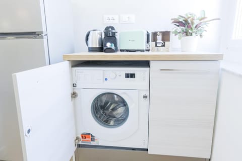 Coffee/tea facilities, minibar, washing machine