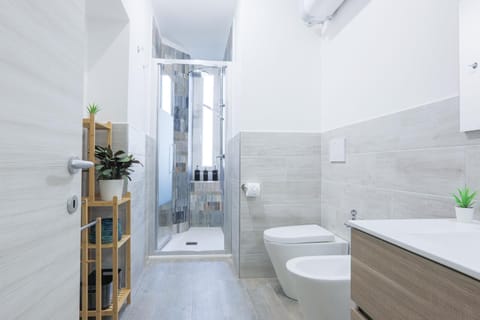 Shower, Toilet, Bathroom, bidet, towels