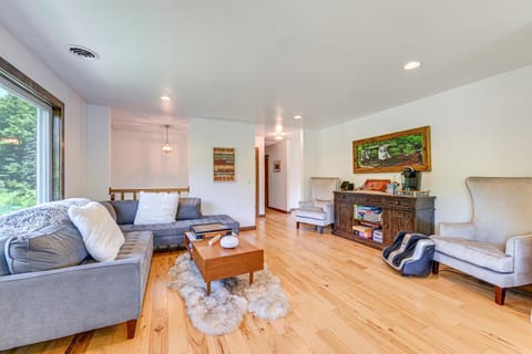 3 Mi to Colgate Lake Mtn-View Home, Deck and Grill! House in Capital District, NY, USA