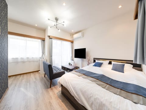 Bed, TV and multimedia, Photo of the whole room