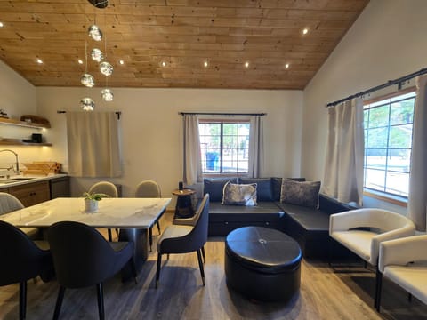 Modern Lagunita Cabin Near the Lake Cabin in Big Bear