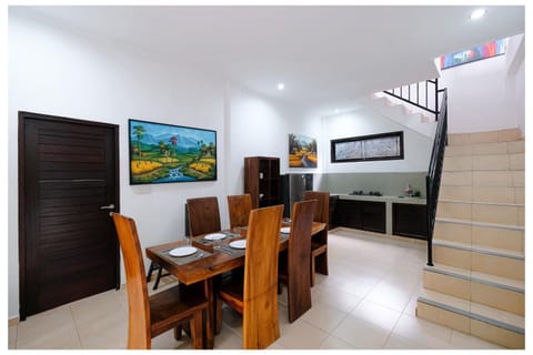 Kitchen or kitchenette, Living room, Seating area, Dining area