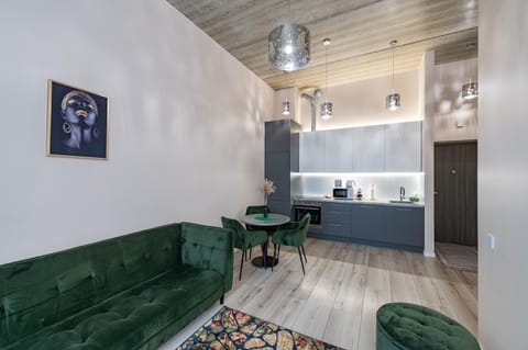 Living room, Seating area, Dining area, oven