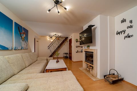 TV and multimedia, Living room, Seating area, fireplace