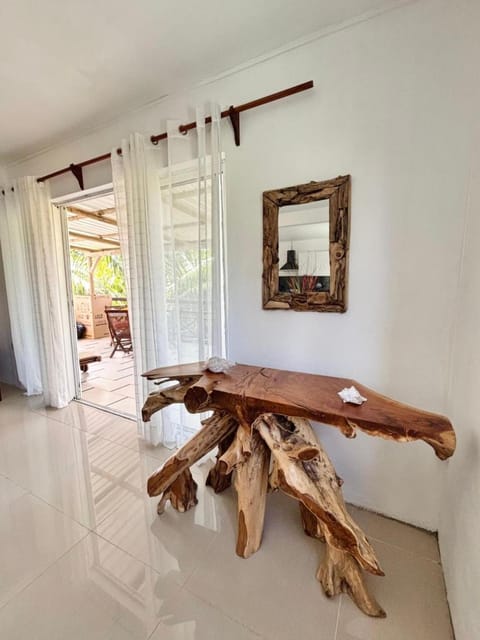 Living room, Decorative detail, Dining area