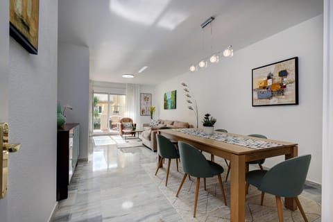 TV and multimedia, Living room, Seating area, Dining area