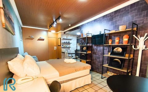 Bed, TV and multimedia, Bedroom