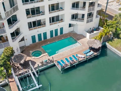 Private 3 bed 3.5 bath condo By the Beach House in Clearwater Beach