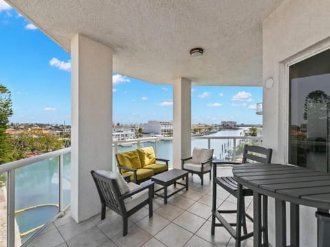 Private 3 bed 3.5 bath condo By the Beach House in Clearwater Beach