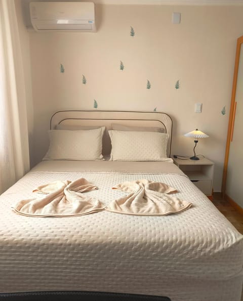 Bed, TV and multimedia, Photo of the whole room, Bedroom, wardrobe, air conditioner