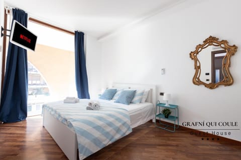 Bed, Photo of the whole room, Bedroom, towels