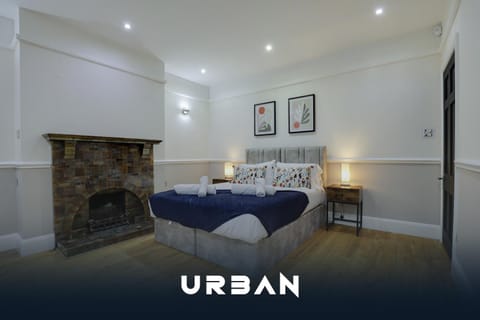 Spacious 4-Bedroom City Centre Houses, Sleeps 8 With Parking For 3 Cars House in Huntingdonshire District