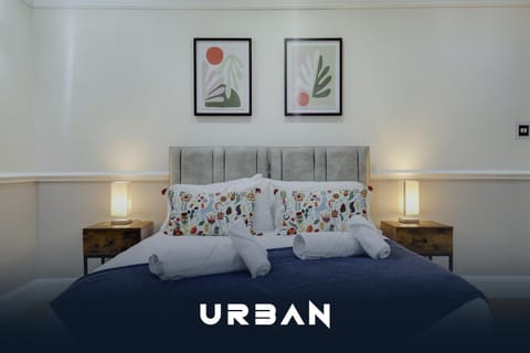 Spacious 4-Bedroom City Centre Houses, Sleeps 8 With Parking For 3 Cars House in Huntingdonshire District