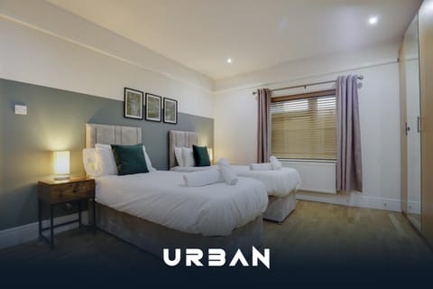 Spacious 4-Bedroom City Centre Houses, Sleeps 8 With Parking For 3 Cars House in Huntingdonshire District