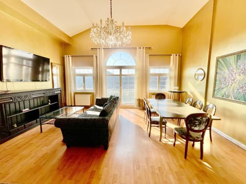 TV and multimedia, Living room, Seating area, Dining area