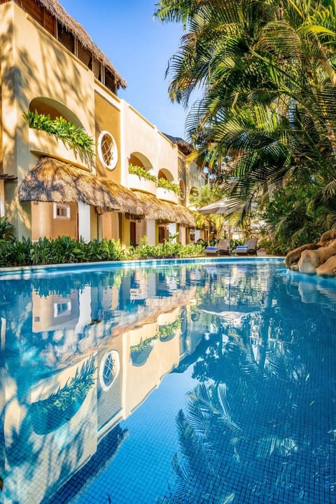 Property building, Day, Pool view, Swimming pool, sunbed