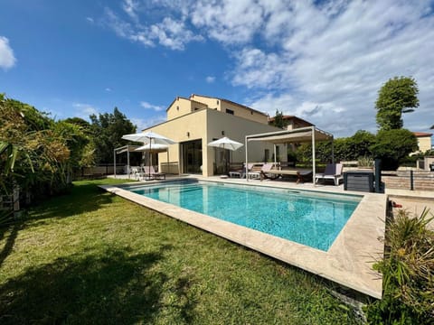 Villa moderne pour 8 personnes - Vue sur Nice ! Villa in Nice