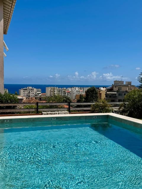 Villa moderne pour 8 personnes - Vue sur Nice ! Villa in Nice