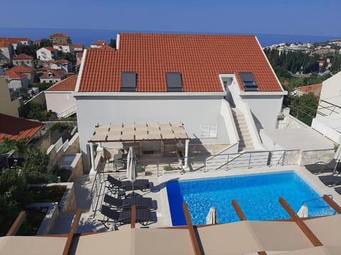 Property building, Swimming pool, sunbed