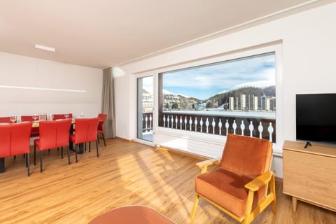 TV and multimedia, Living room, Seating area, Evening entertainment, Lake view, Mountain view, Mountain view