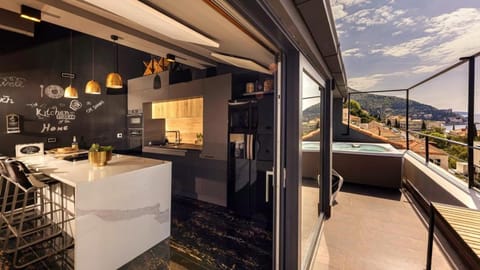 View (from property/room), Balcony/Terrace, Kitchen or kitchenette, Sea view