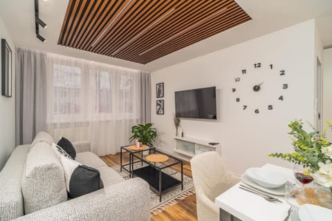 Communal lounge/ TV room, TV and multimedia, Living room, Seating area, Dining area, Evening entertainment