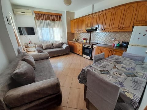Bed, TV and multimedia, Kitchen or kitchenette, Living room, Photo of the whole room, Seating area, Dining area, Bedroom, oven