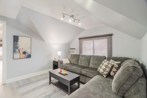 Relaxing Retreat in the Heart of Lombard With Laundry Apartment in Villa Park