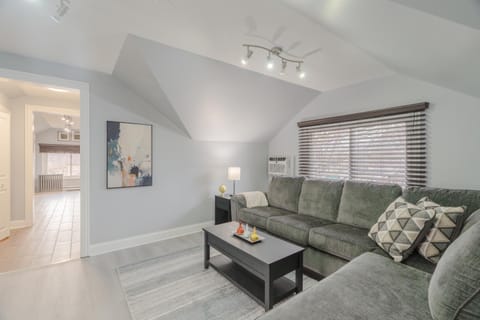 Relaxing Retreat in the Heart of Lombard With Laundry Apartment in Villa Park