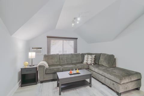 Relaxing Retreat in the Heart of Lombard With Laundry Apartment in Villa Park