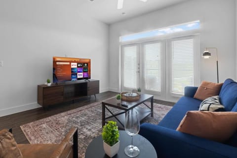 Luxurious New Unit 1Bd1Ba Pool Golf Sim Apartment in Austin