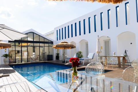 Property building, Balcony/Terrace, Pool view