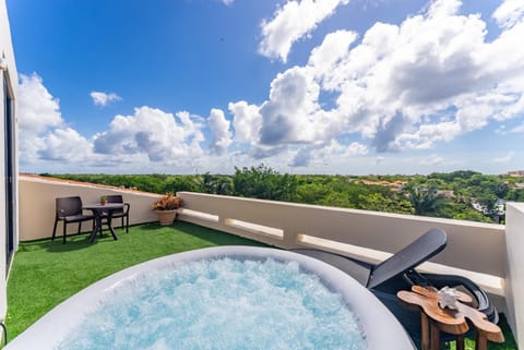 Day, Natural landscape, Hot Tub, Hot Tub, View (from property/room), Balcony/Terrace