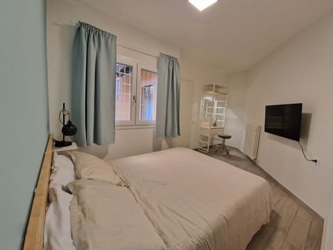 Bed, TV and multimedia, Photo of the whole room, Bedroom