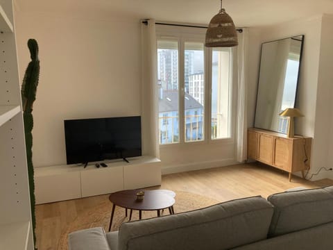 TV and multimedia, View (from property/room), Living room, Seating area, Street view, Street view