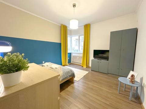 Bed, TV and multimedia, Photo of the whole room, Evening entertainment, Bedroom, wardrobe