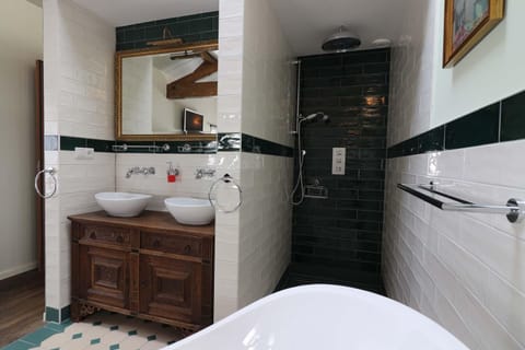 Shower, Toilet, Bathroom, Bath, towels