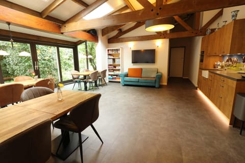 Communal lounge/ TV room, Communal lounge/ TV room, Game Room, TV and multimedia, Kitchen or kitchenette, Living room, Seating area, Dining area, Evening entertainment