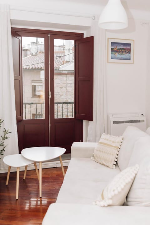 Bed, Living room, Photo of the whole room, Seating area, internet