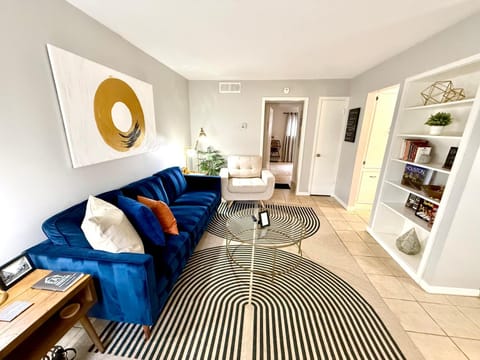 Photo of the whole room, Seating area