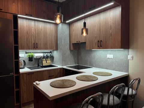 Kitchen or kitchenette, Dining area, stove