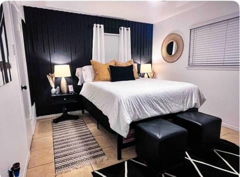 Bed, Photo of the whole room, Decorative detail, Bedroom