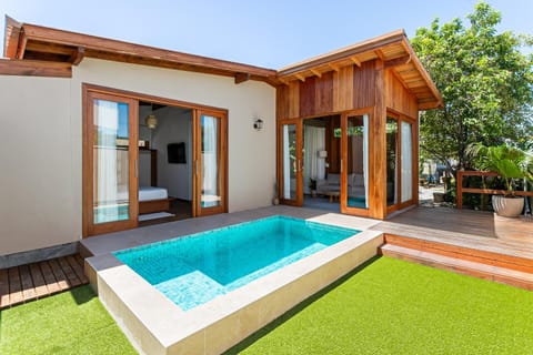 View (from property/room), Balcony/Terrace, Swimming pool, Quiet street view