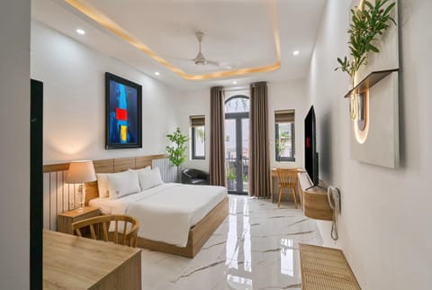 Bed, TV and multimedia, Living room, Photo of the whole room, Seating area, Bedroom, fireplace