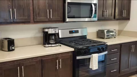 Coffee/tea facilities, Kitchen or kitchenette, stove