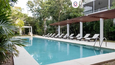 Day, Swimming pool, sunbed