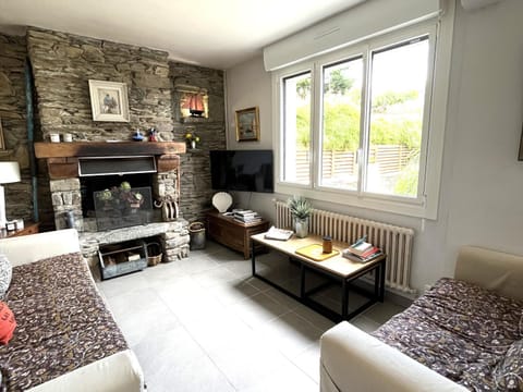 Maison familiale proche plage Groix, jardin et garage - FR-1-813-6 House in Brittany