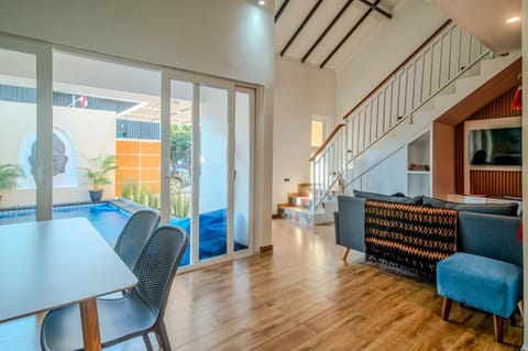 Living room, Seating area, Dining area