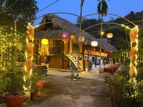 Property building, Restaurant/places to eat, Lobby or reception